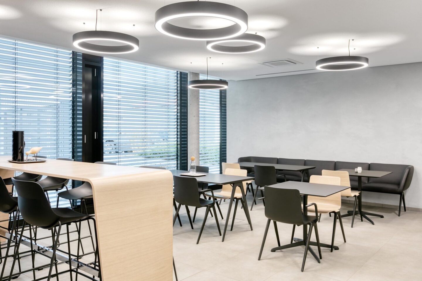 Hoch Baumaschinen │ modern workplaces │ office furniture with feco