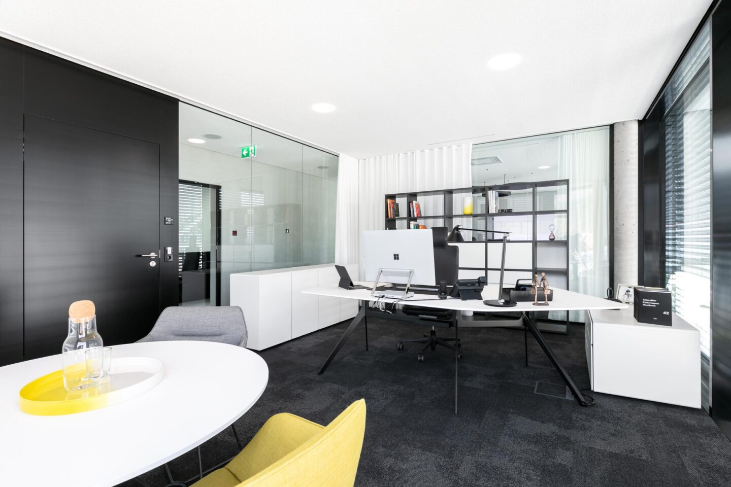 Hoch Baumaschinen │ exclusive office furniture │ meeting room