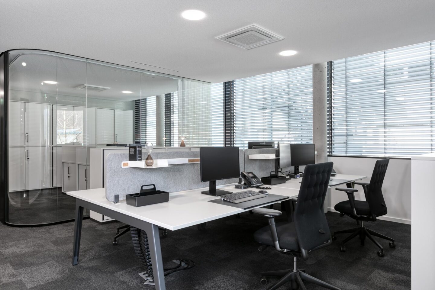 Hoch Baumaschinen │ Open space office │ double workstations │ modern workstations