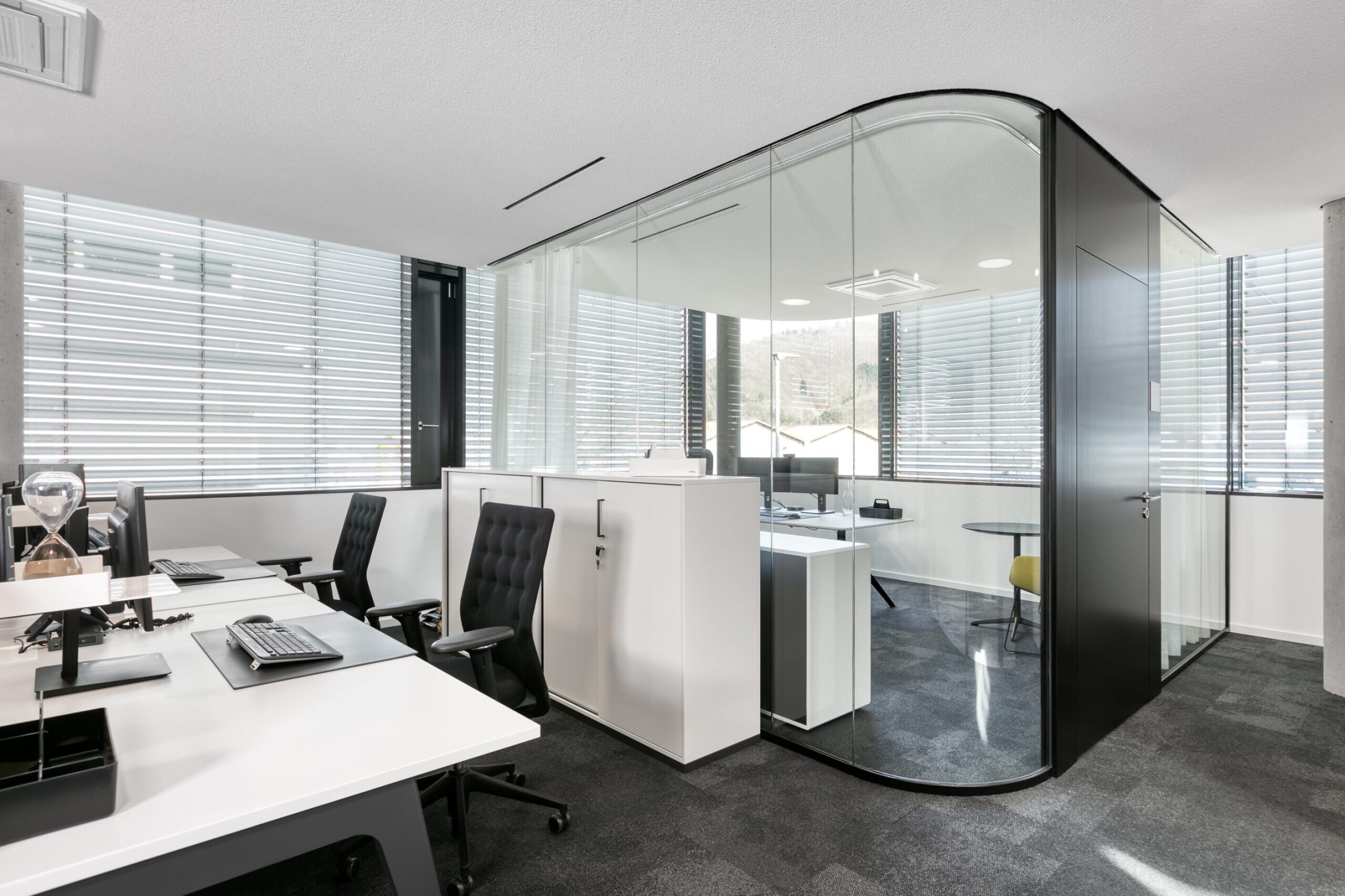 Hoch Baumaschinen │ electrically height-adjustable desks │ modern offices