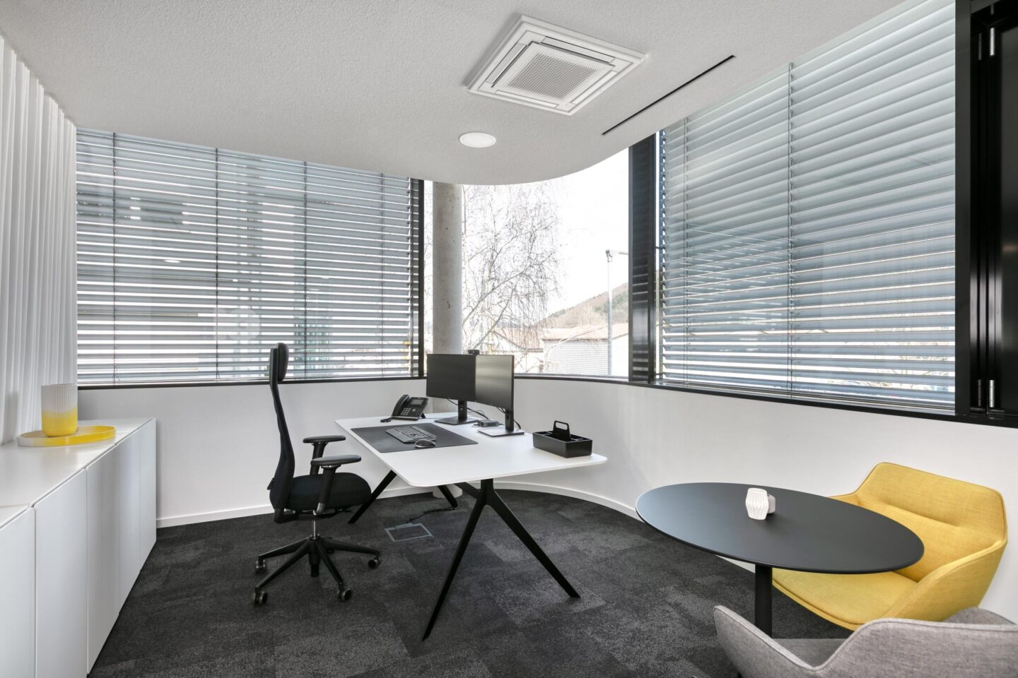 Hoch Baumaschinen │ exclusive office furniture │ meeting room