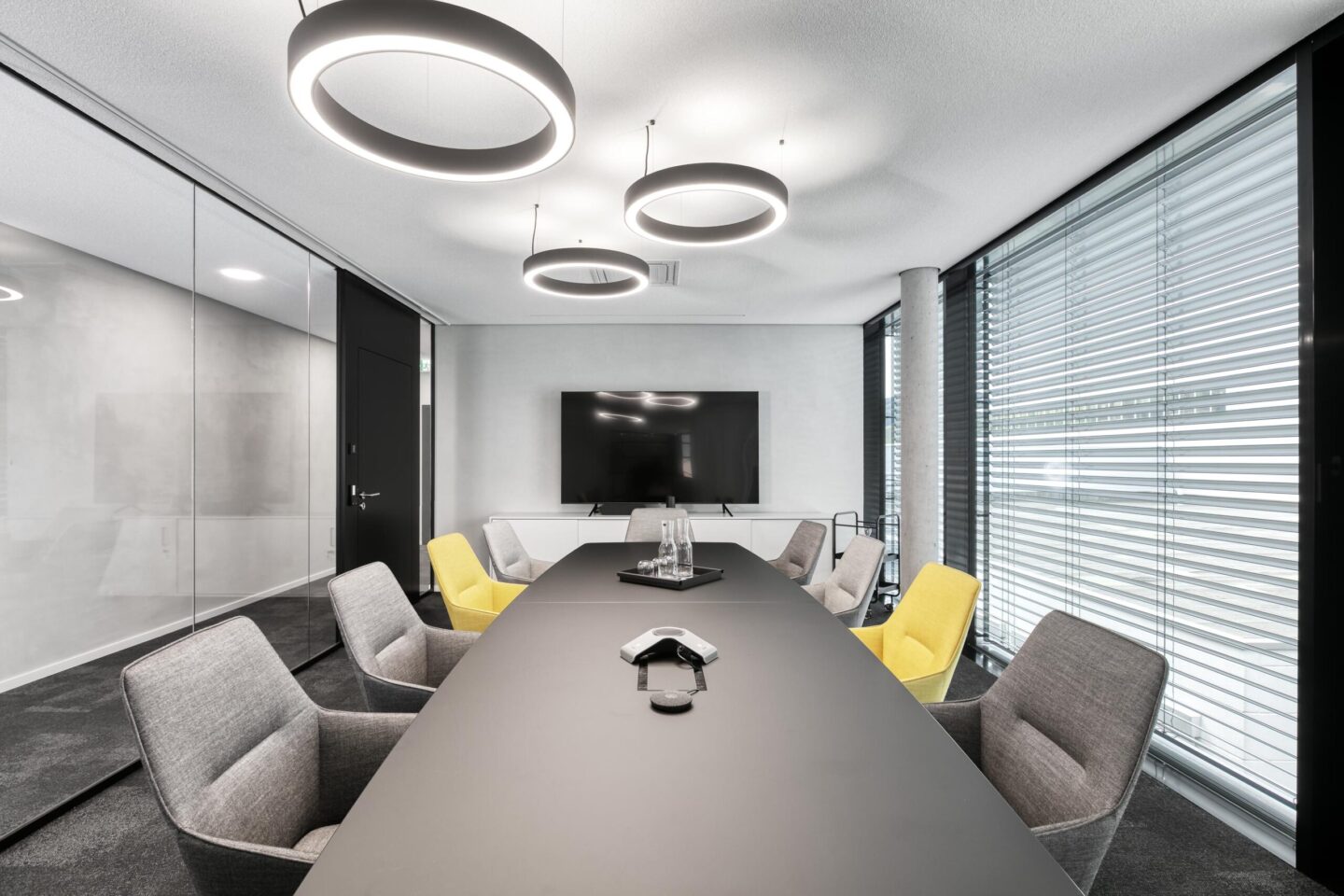 Hoch Baumaschinen │ exclusive office furniture │ meeting room