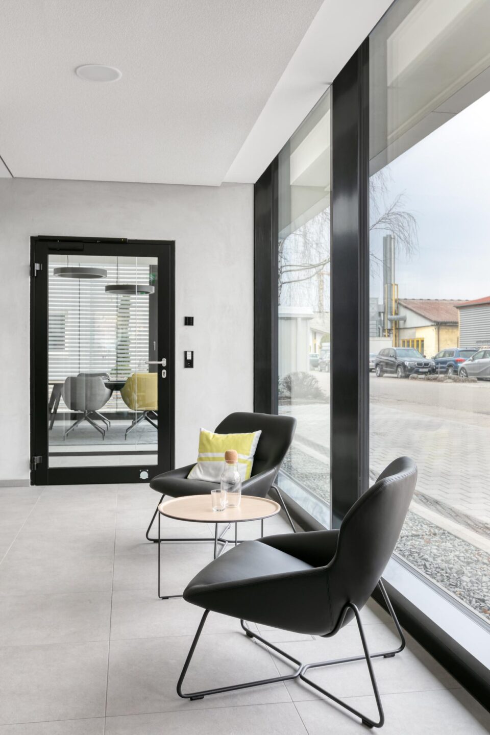 Hoch Baumaschinen │ modern meeting rooms │ modern open-space offices.