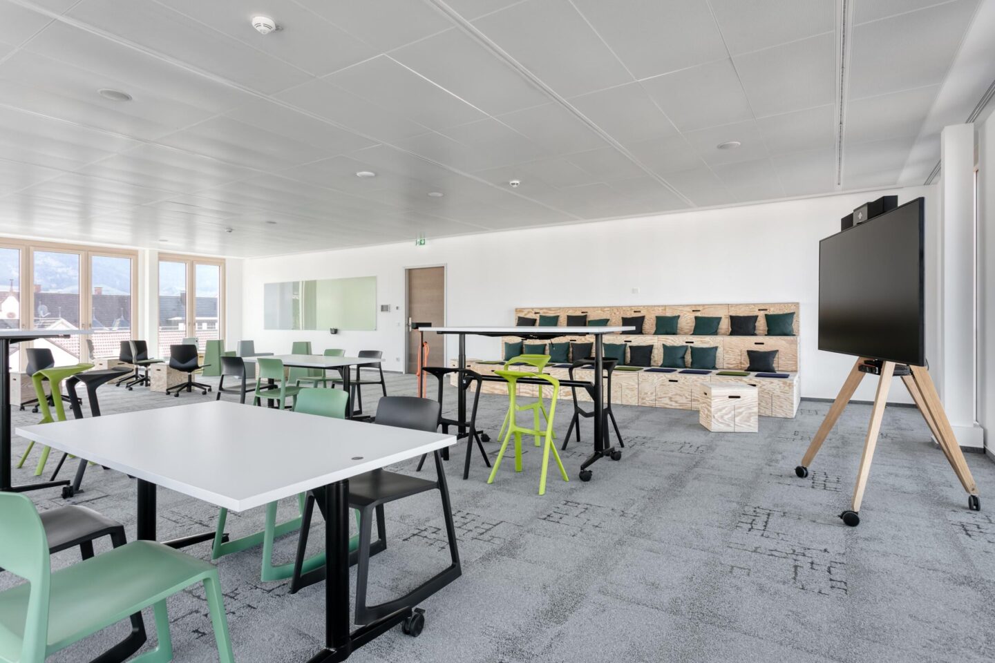Sparkasse Bühl – Main Office │ modern meeting rooms │ various communication areas