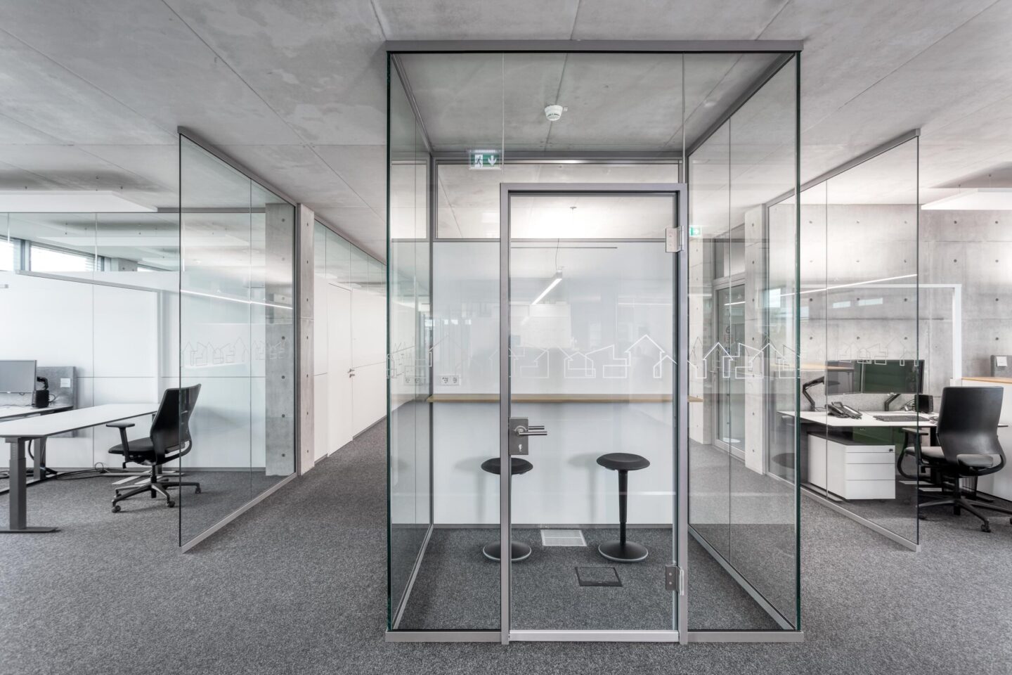 weisenburger Unternehmenszentrale │ fecotür Glas │ moderne Büroeinrichtung