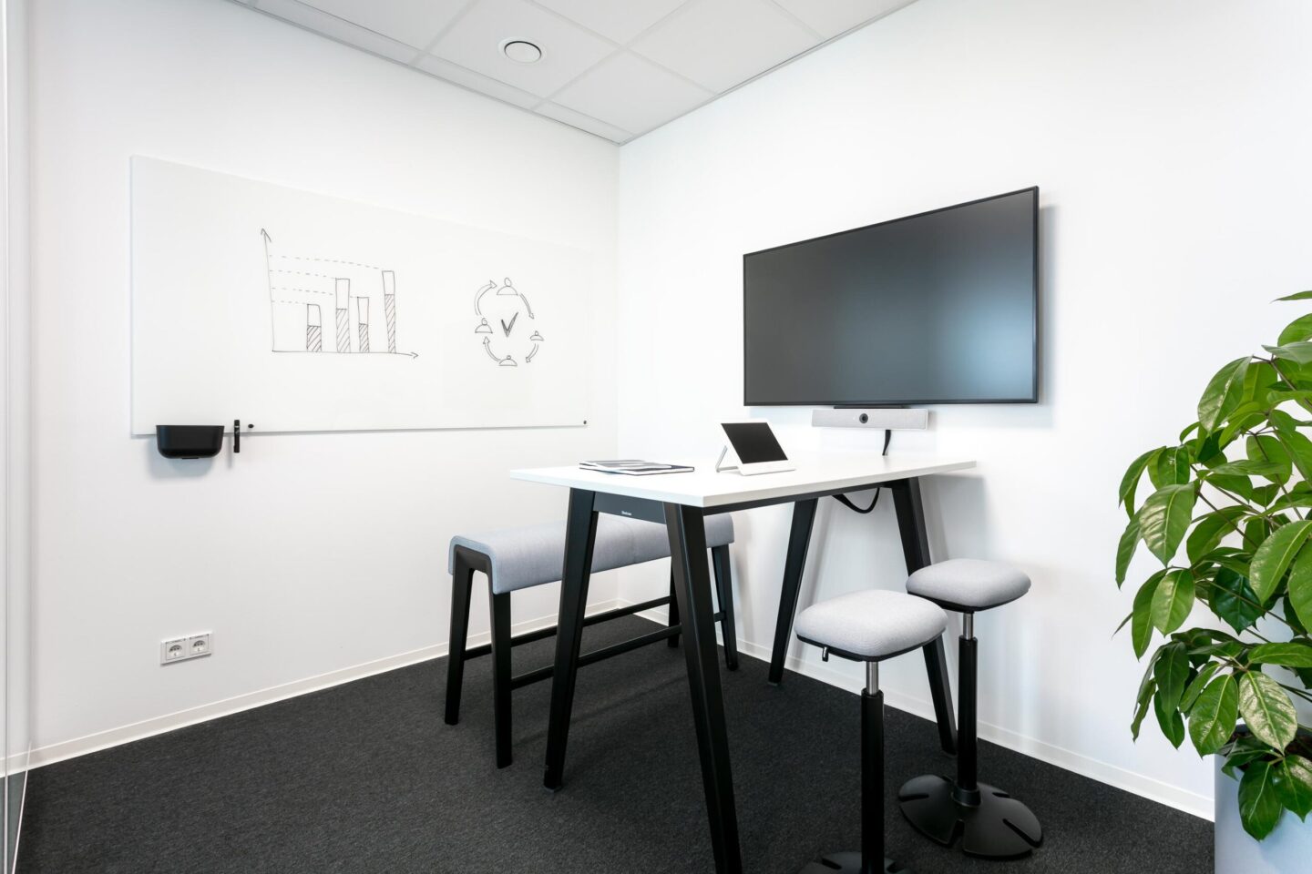 Alcon Aschaffenburg │ moderne Büromöbeleinrichtung │ Open Space