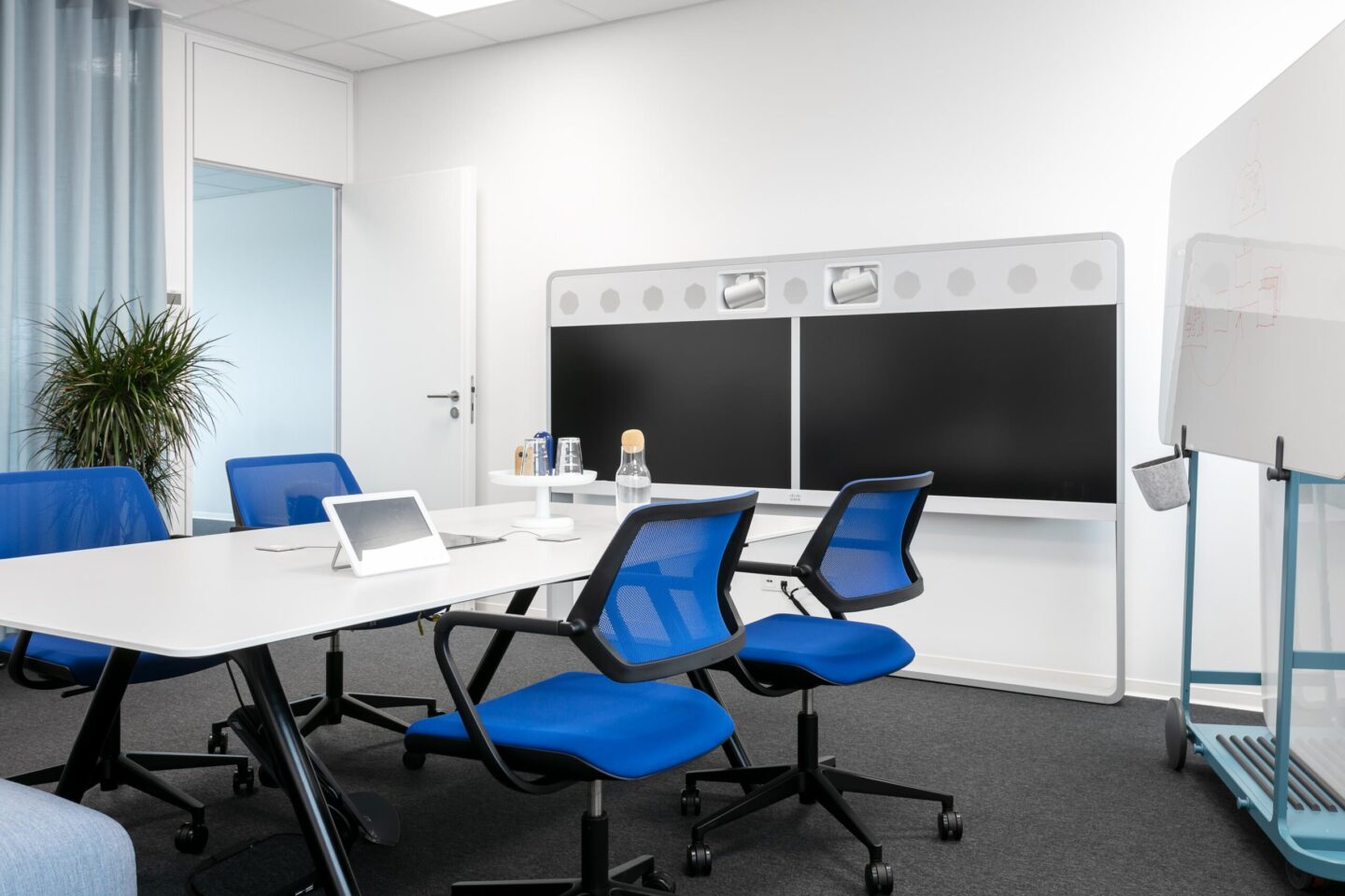 Alcon Aschaffenburg │ modern workplaces │ meeting rooms
