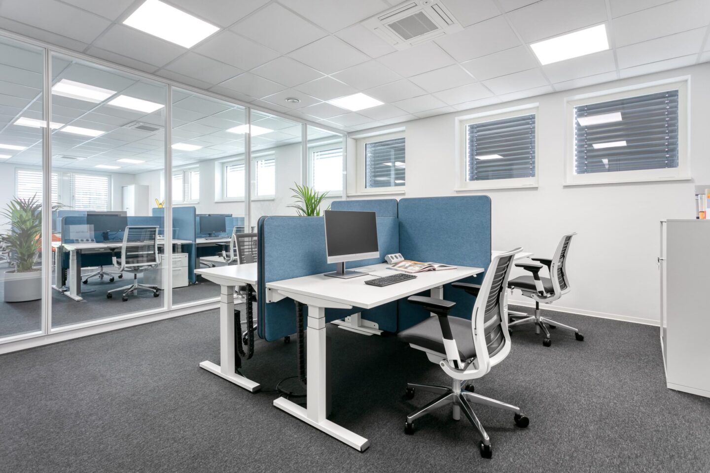 Double workstation from Steelcase │ office swivel chairs, height-adjustable tables │ bright, open and spacious