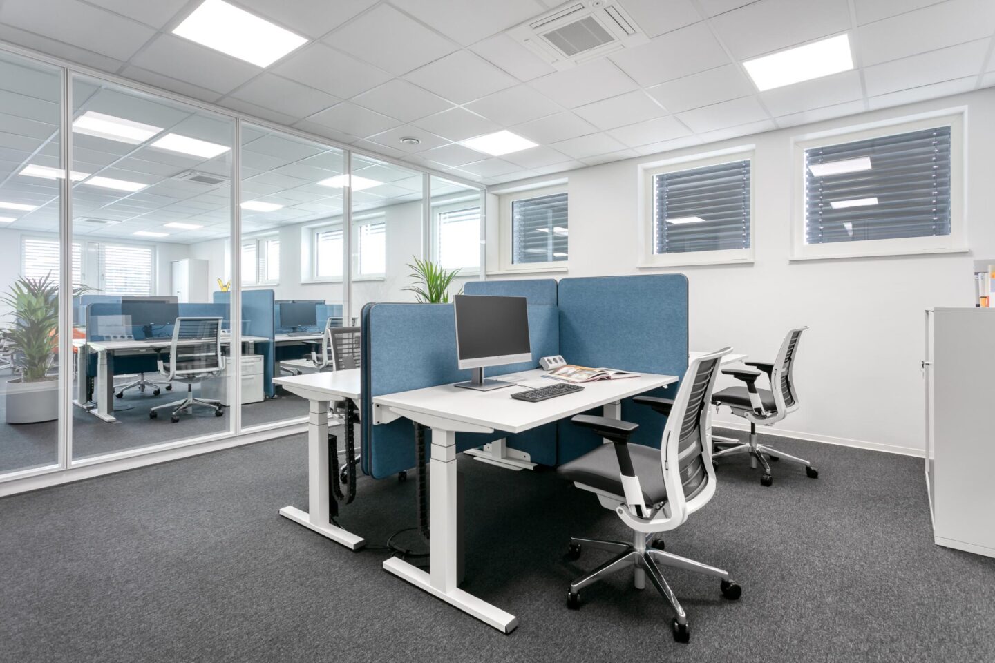 Double workstation from Steelcase │ office swivel chairs, height-adjustable tables │ bright, open and spacious