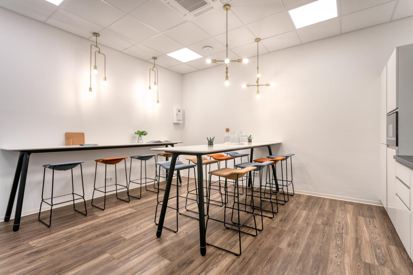 Alcon Aschaffenburg │ Open-plan tea kitchens │ Modern office furniture