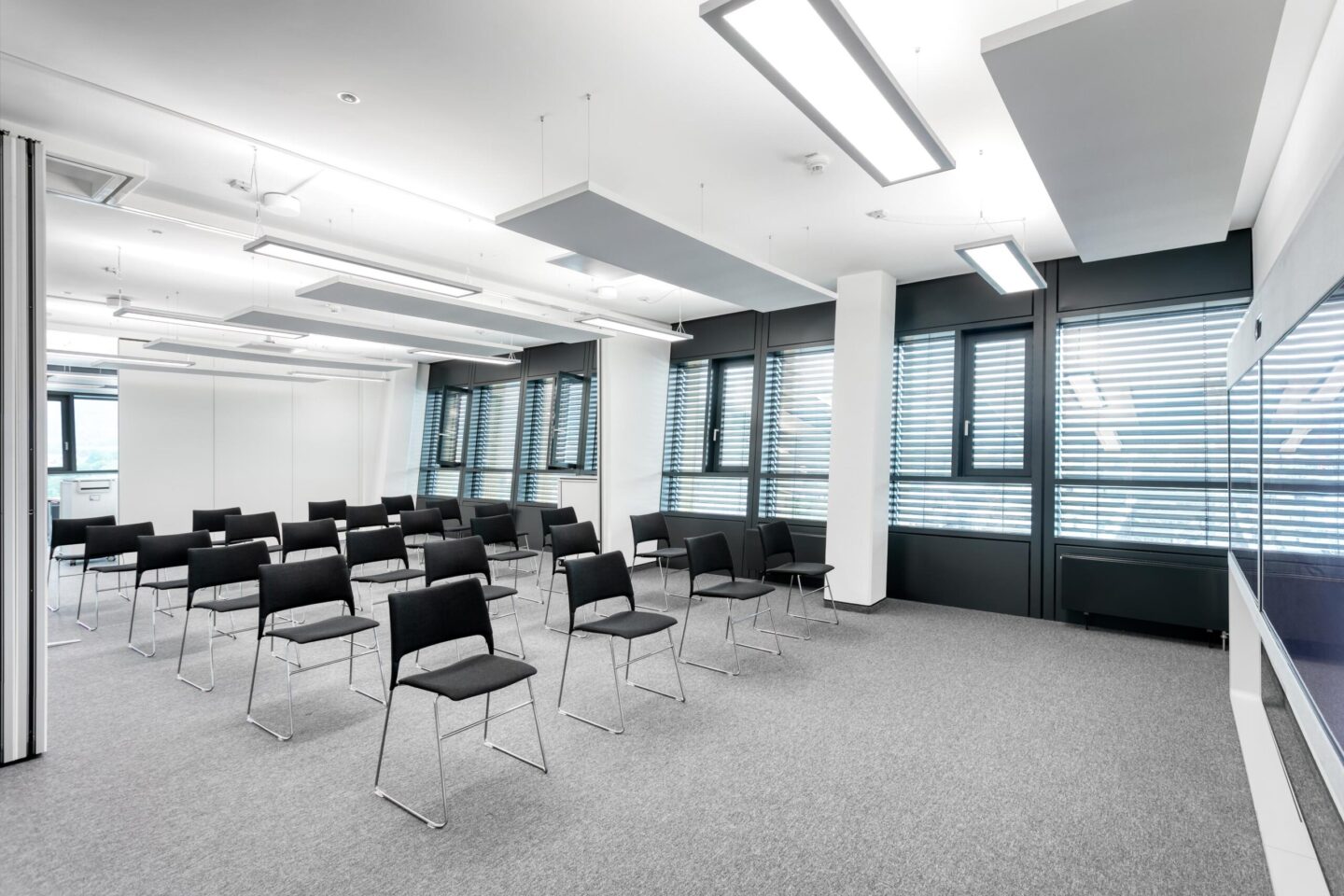 Alcon Freiburg im Breisgau │ Open Spaces Büro │ moderne Arbeitswelten │ Besprechungsräume