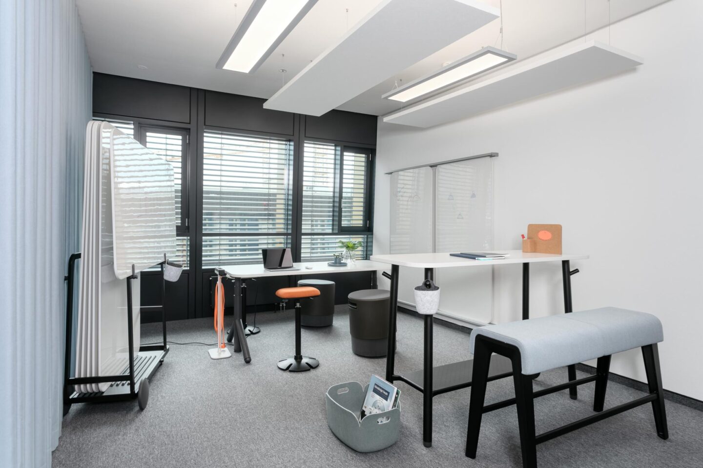 Alcon Freiburg im Breisgau │ Büromöbeleinrichtung mit feco │ moderne Arbeitswelten │ Besprechungsräume