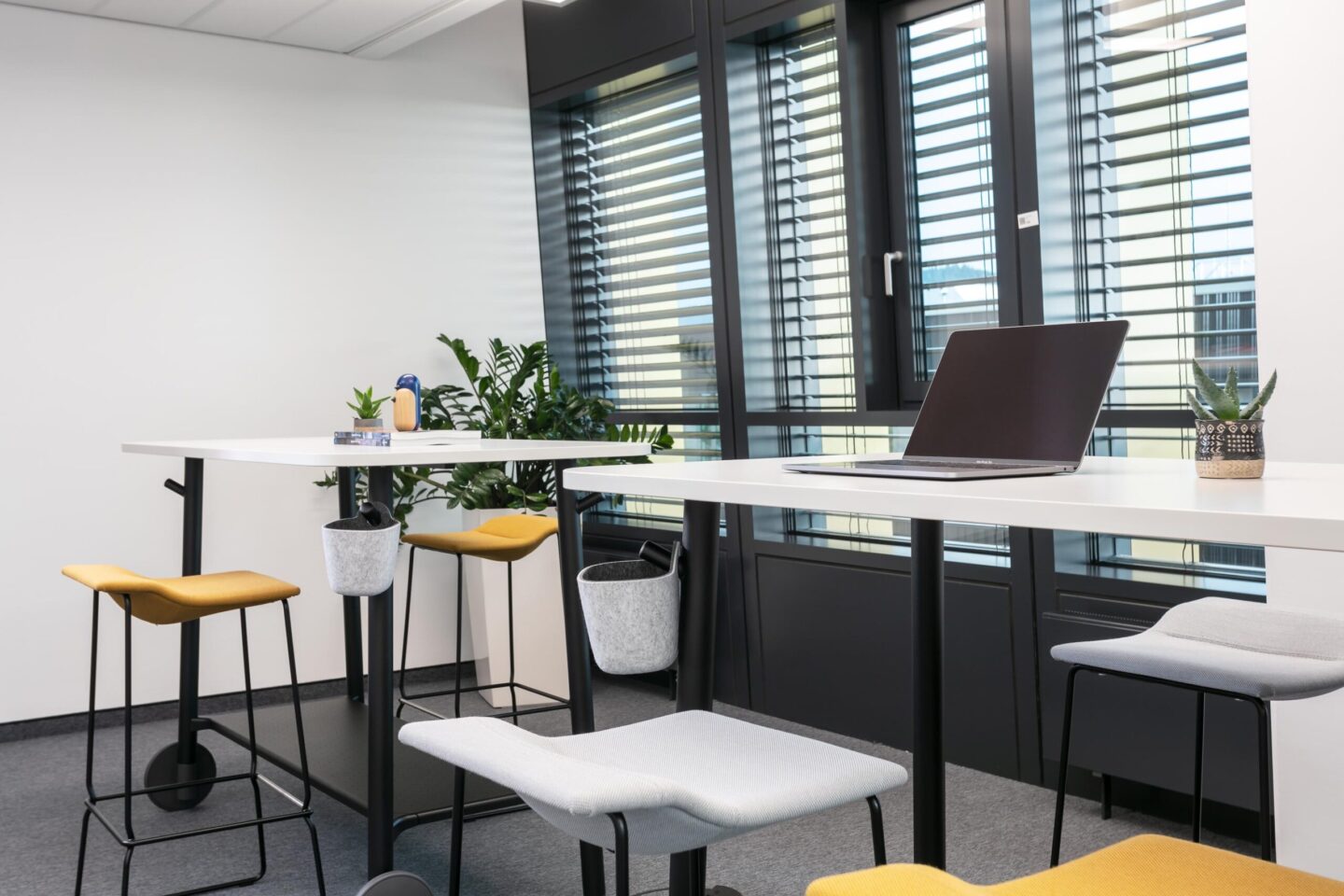 Alcon Freiburg im Breisgau │ office furniture with feco │ modern working environments │ meeting rooms