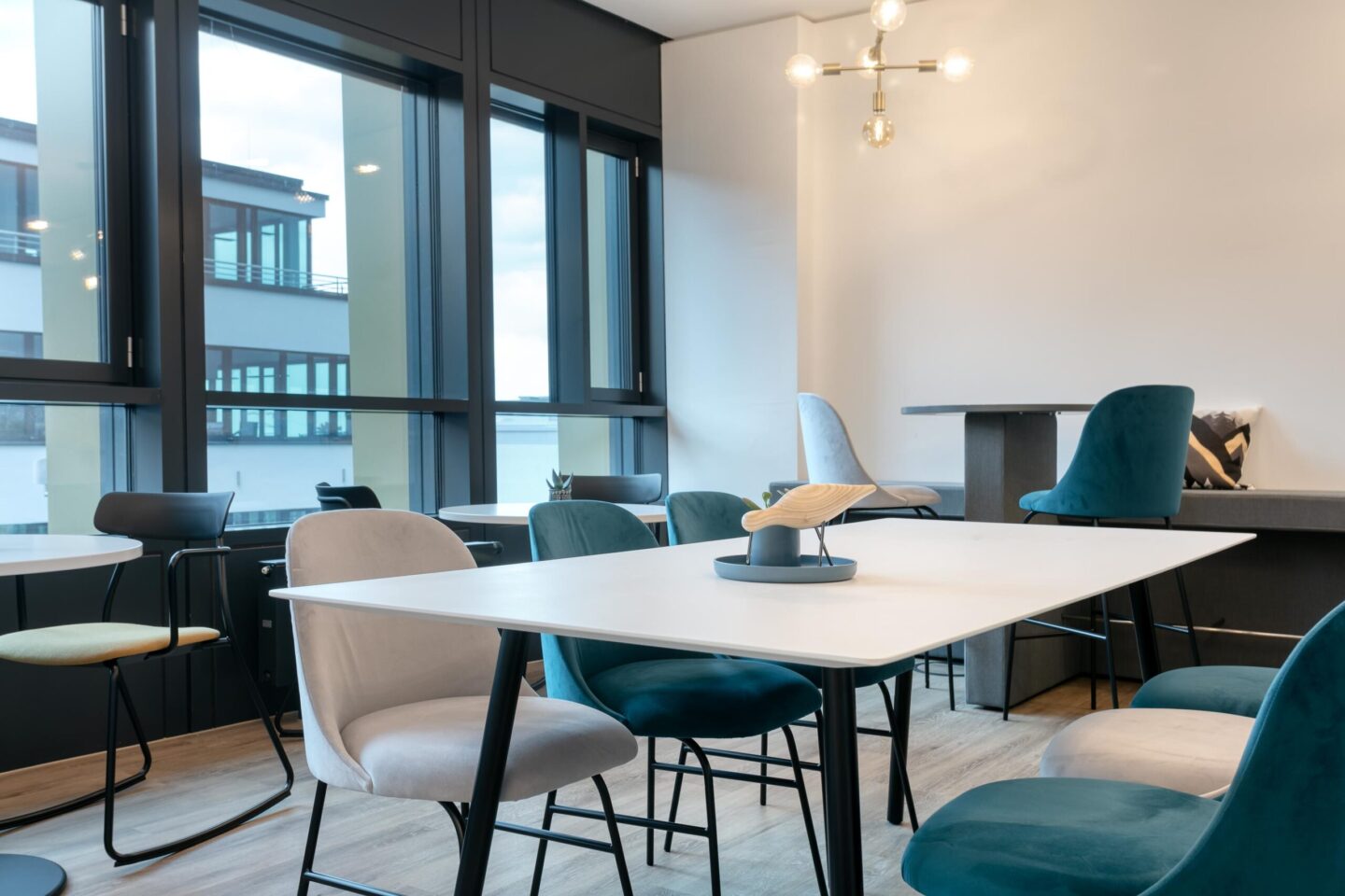 Alcon Freiburg im Breisgau │ office furniture with feco │ modern working environments │ meeting rooms