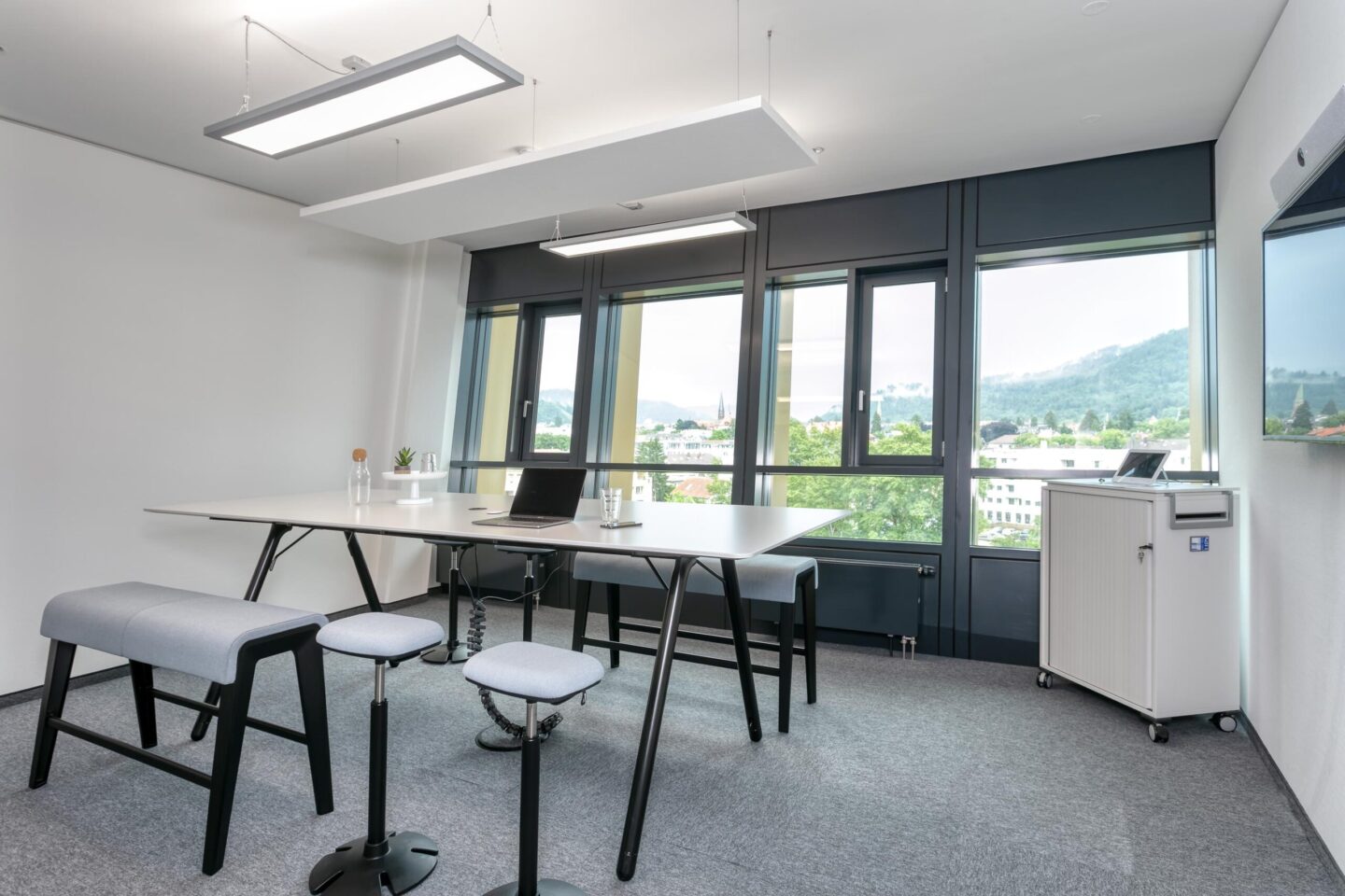 Alcon Freiburg im Breisgau │ Büromöbeleinrichtung mit feco │ moderne Arbeitswelten │ Besprechungsräume