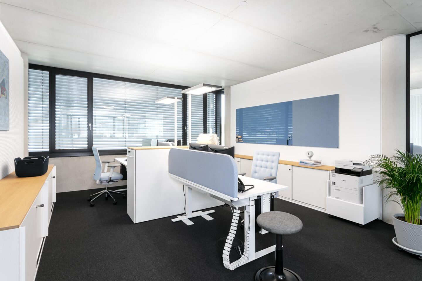 BSHR Tax Consultants Ettlingen │ electrically height-adjustable desks │ digital tax accounting