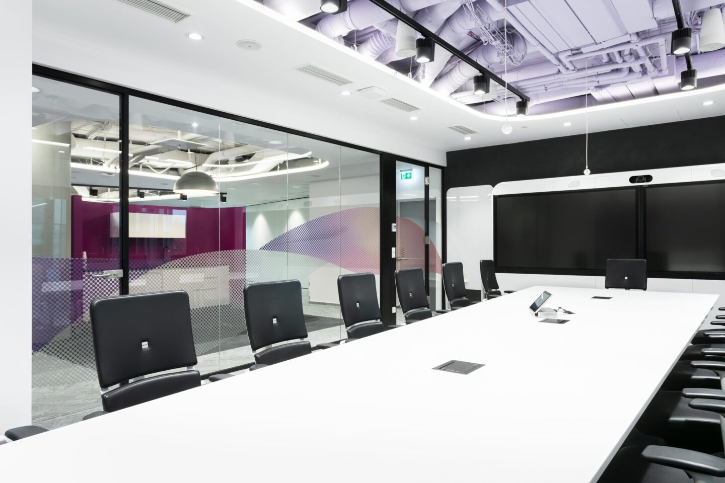 Finastra Bucharest Rumänien │ meeting room │ workspace │ all-glass construction