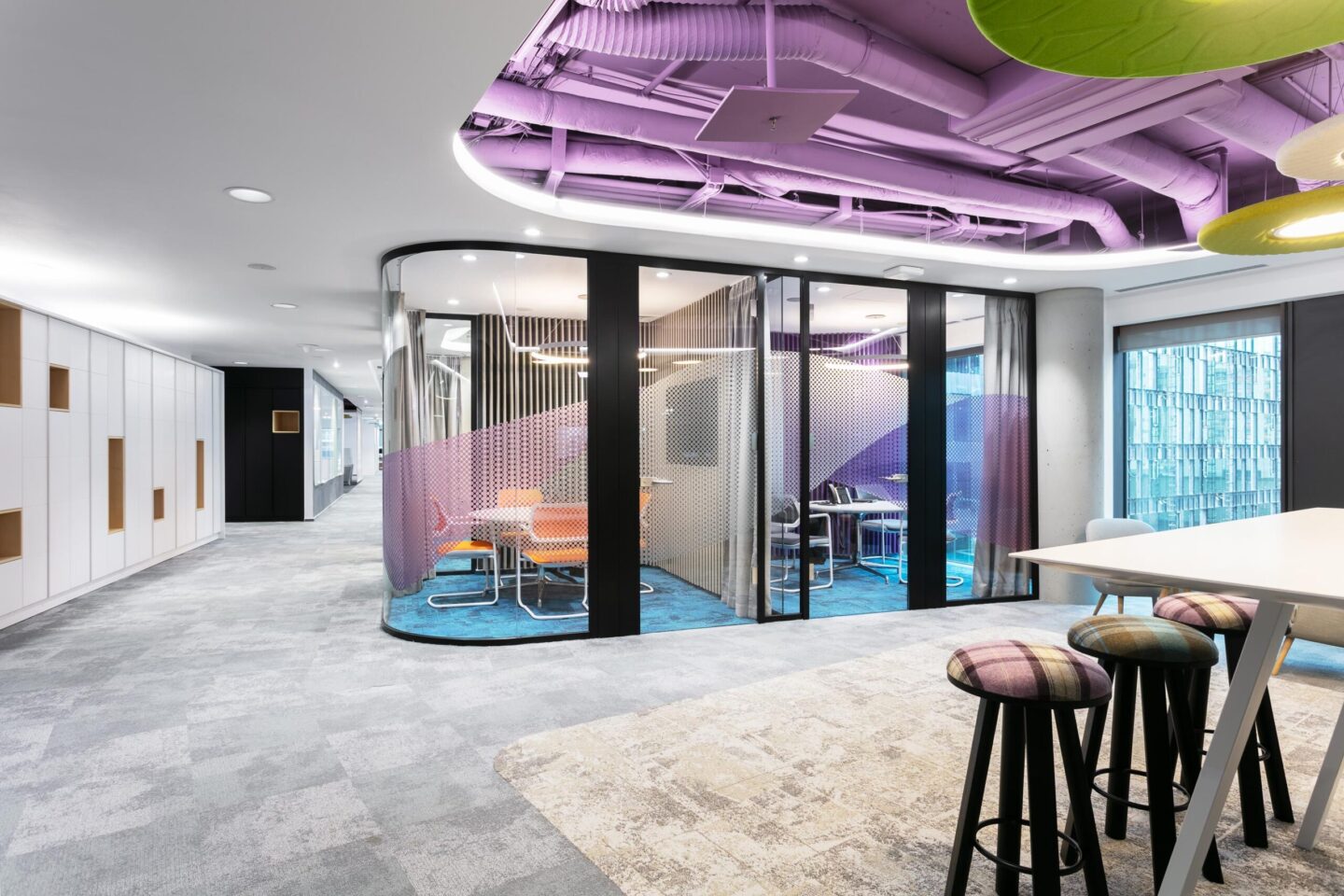 Finastra Bucharest Rumänien │ meeting room │ workspace │ all-glass construction