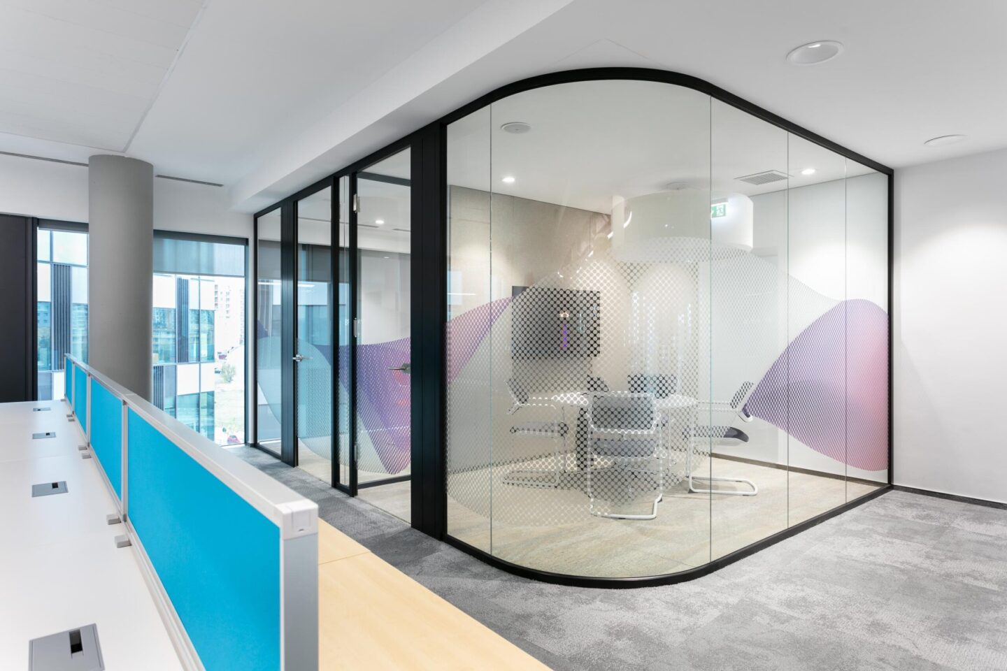 Finastra Bucharest Rumänien │ all-glass construction │ frame-integrated technology door