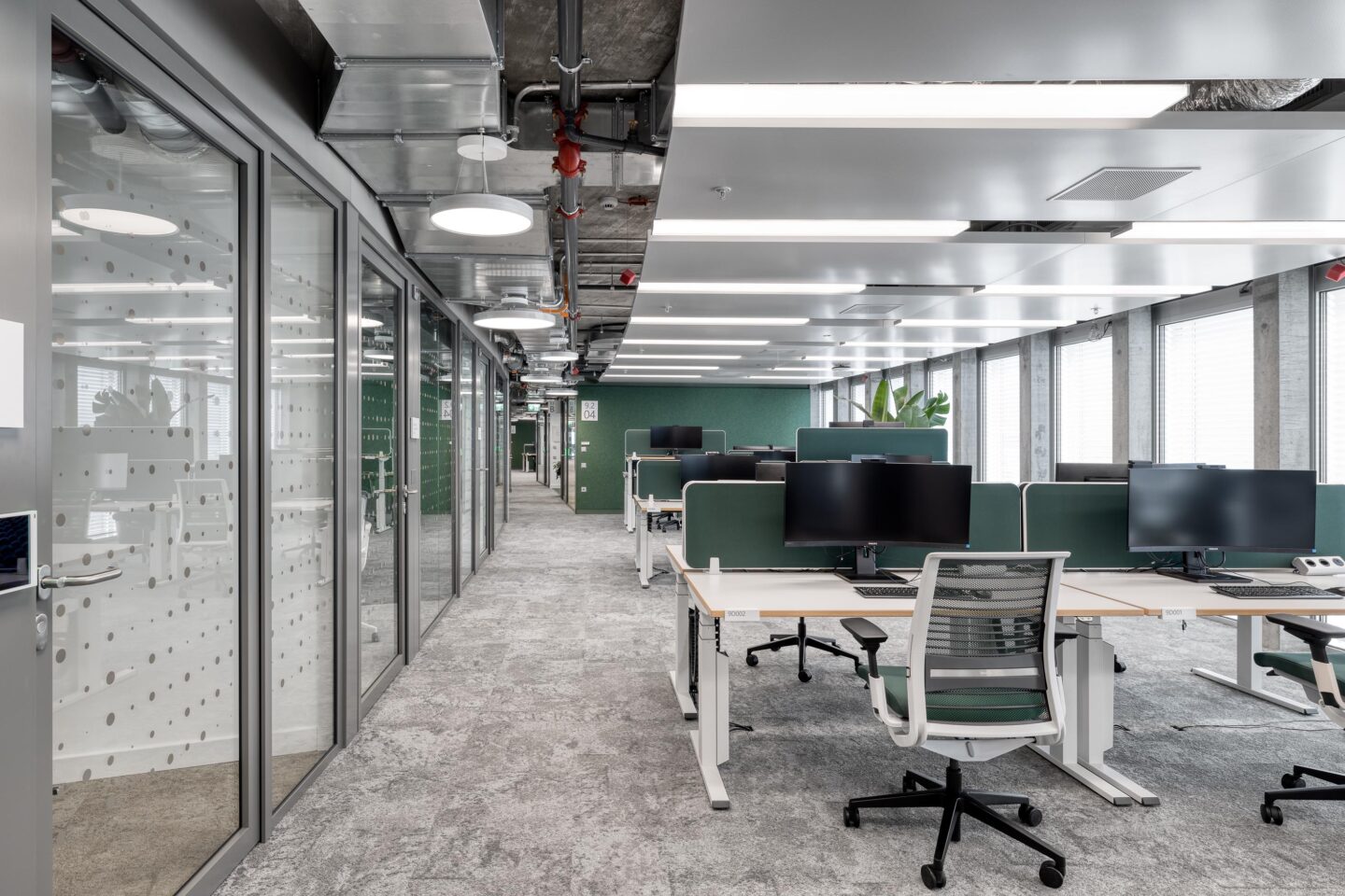 a biophilic, sustainable office working environment for the approximately 600 employees using the feco partition wall system and office furniture