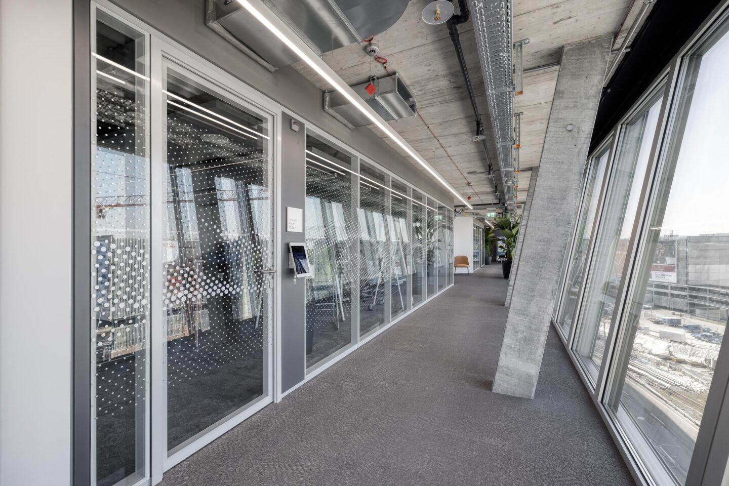The profiles, frames and aluminium frame doors are powder-coated in RAL 7039 Quartz grey.