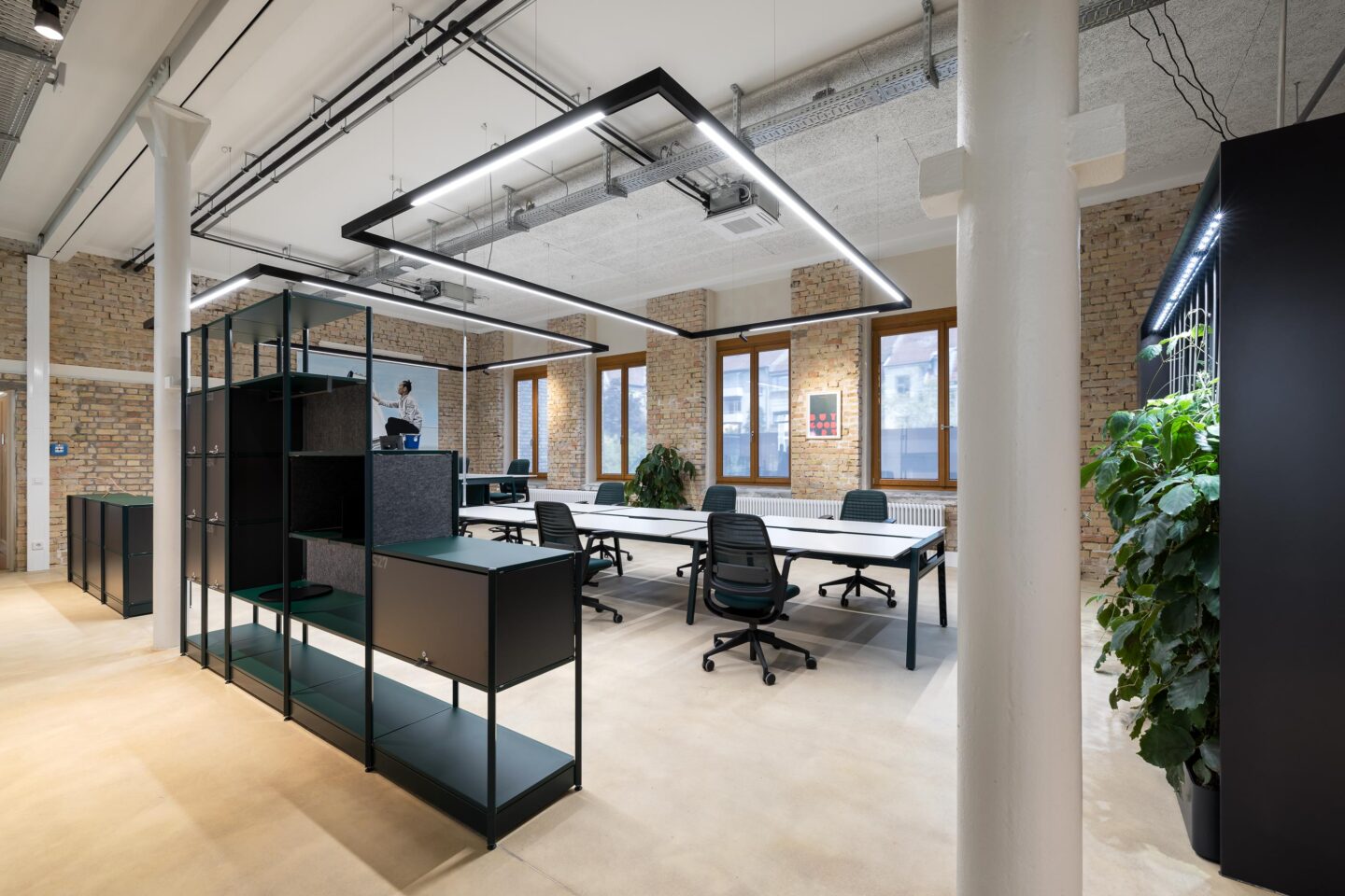 Multifunktionaler Coworking-Space│SteamWork mit modernen Büromöbeln ausgestattet