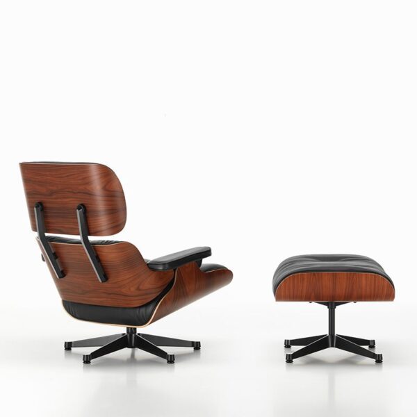Eames Lounge Chair aus Santos Palisander Holz und einem schwarzen Premium Lederbezug in nero │ Vitra bei feco in Karlsruhe