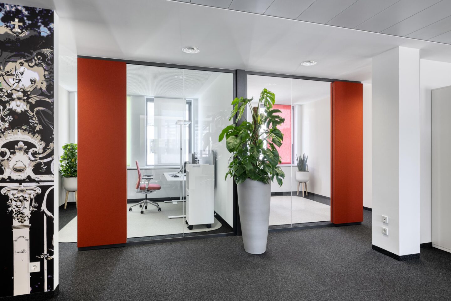 verglaste, offene Büros │ wohnliche Atmosphäre mit den idealen Accessoires │ digitale Filiale der Sparkasse Karlsruhe