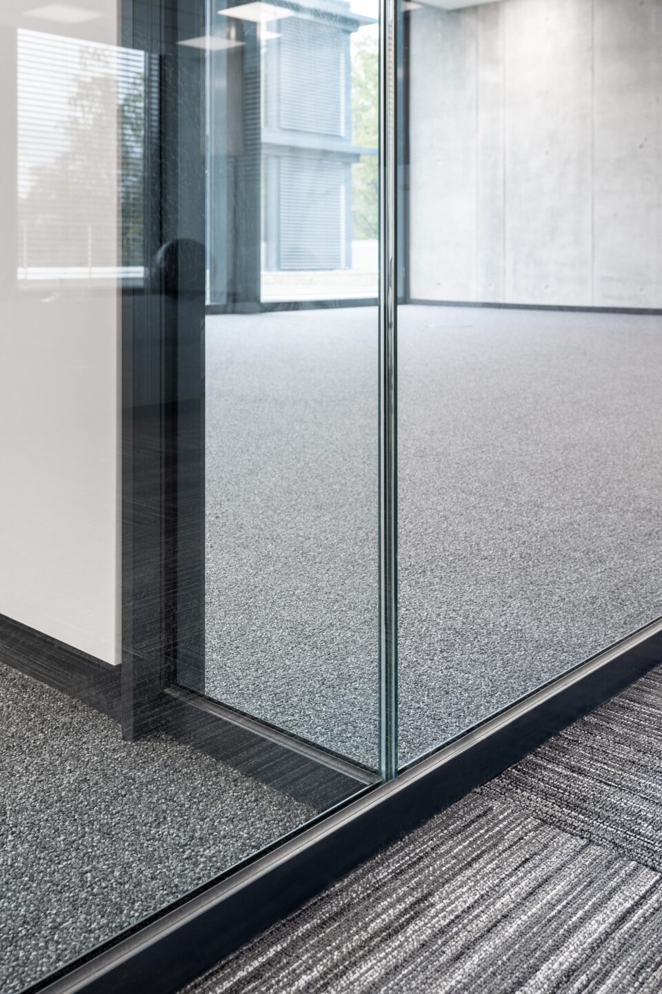 Vorhänge, mit denen bei Bedarf in den Meetingräumen Diskretion hergestellt werden kann, schaffen einen zeitgemäßen Raumeindruck und optimieren die Raumakustik.