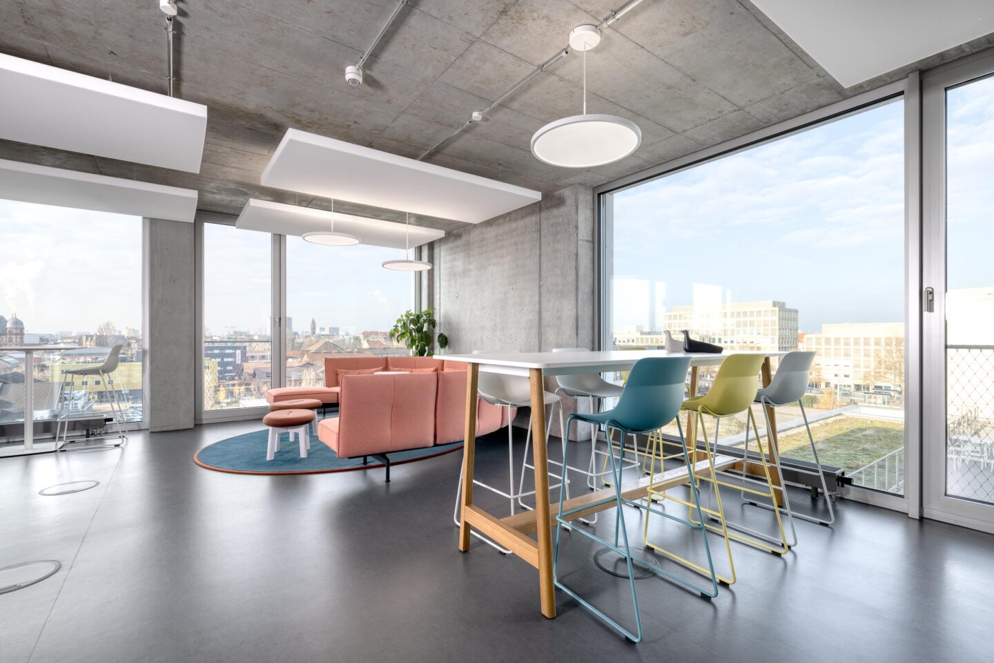 netzstrategen Karlsruhe │ workshop space with a feel-good character │ office furtniture with feco