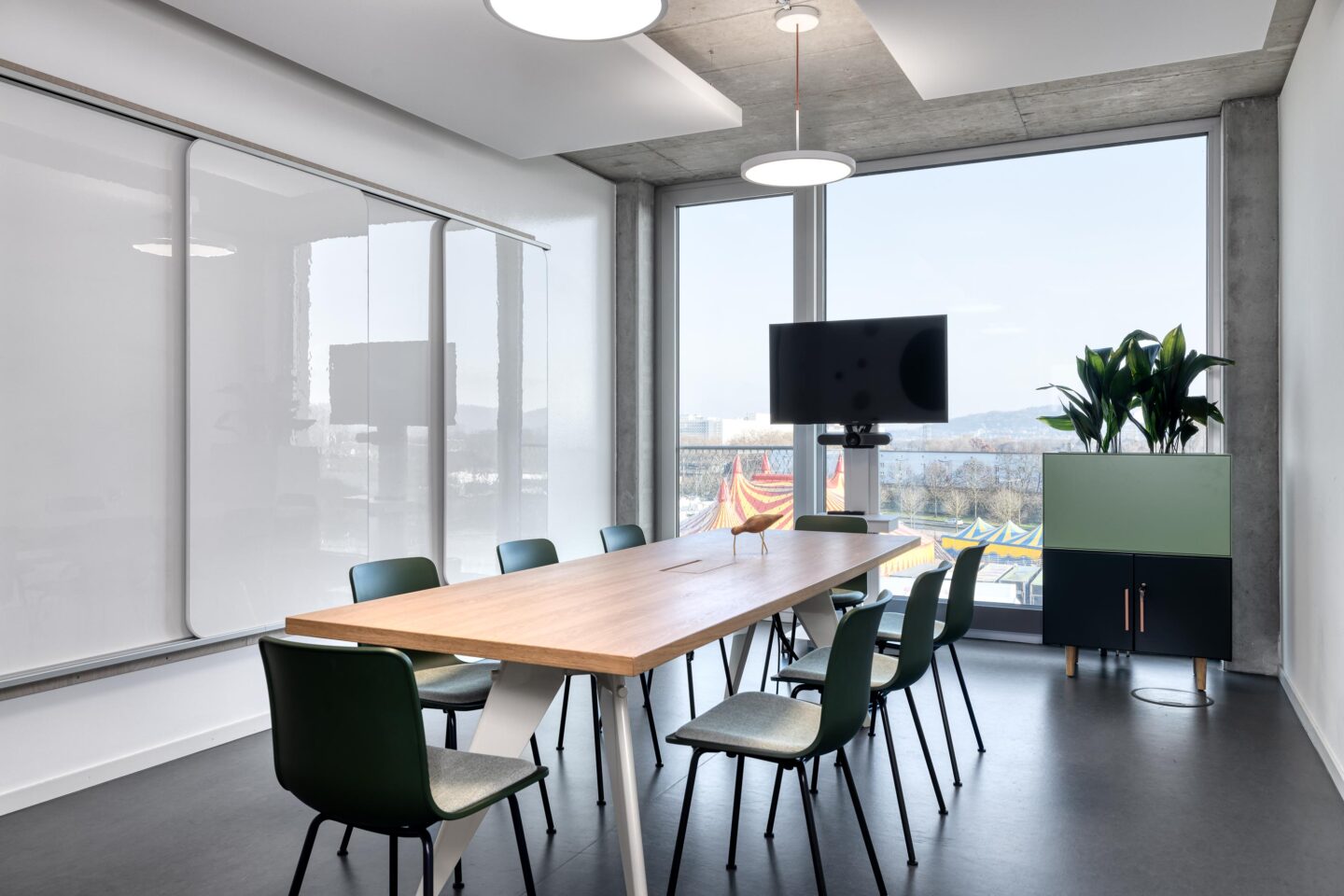 netzstrategen │ flexible workstations for eight to ten people │ office furniture from feco