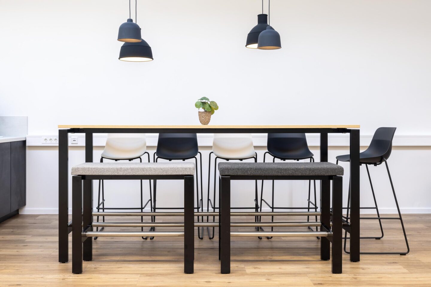 HWI IT Malterdingen │ Spontane Besprechungen oder kurze, informative Pausen finden am großen Stehtisch mit leichter Barbestuhlung und am Loungespot statt.