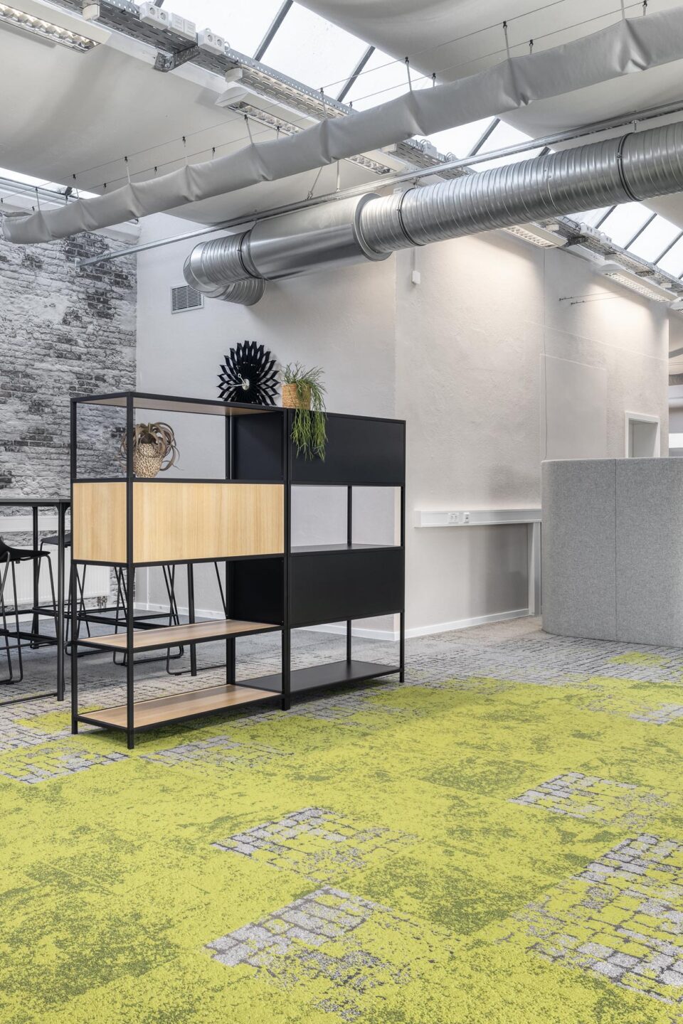 HWI IT Malterdingen │Ein grüner Moosweg im Teppichboden zoniert jenen Arbeitsbereich im Raum, in dem Produktivität und Konzentration im Mittelpunkt stehen.