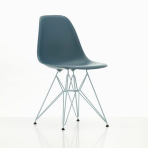 Vitra Eames Plastic Chair │Schale: Meerblau 83, Untergestell: Himmelblau 93