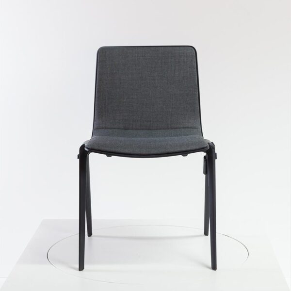 Brunner Stapelstuhl A-Chair │ Schale mit durchgehendem Polsterdoppel │ Bezugsfarbe lava