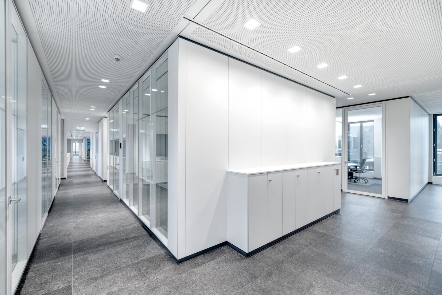 FELDHAUS Schmallenberg │ corate headquarters │ the premium-white wall surfaces