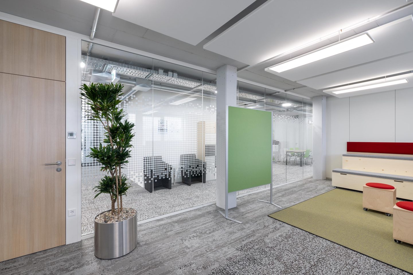 moderne Büroarbeitswelt mit agilen Raumzonen │ feco-Systemwände für Peras in Karlsruhe