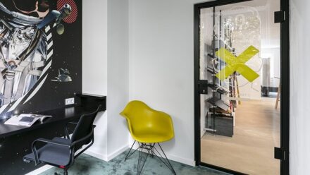The new two-piece aluminium door frames T70Z and 18/50Z allow door frames to be installed in on-site wall openings. Image