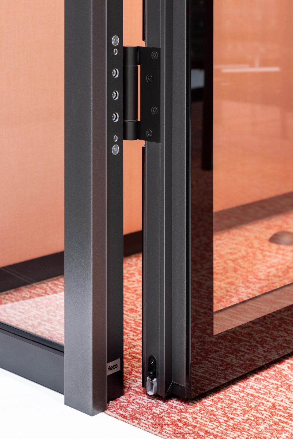 Any office can become an effective working landscape that promotes productivity and well-being with a well thought-out room concept and open-use system walls.