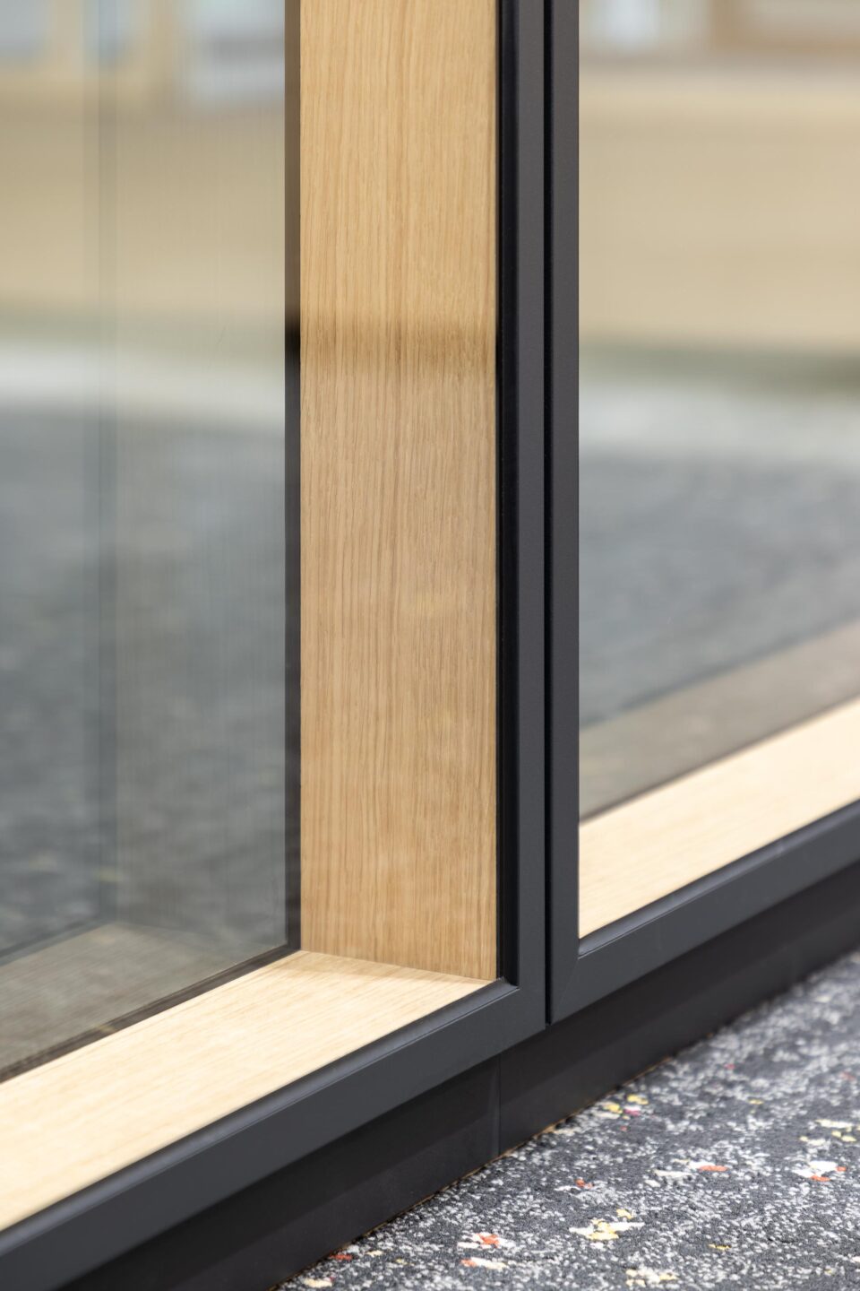 The fecofix Holz and fecostruct Holz glass walls feature oak real-wood surfaces in the inner frame of the inter-pane space.