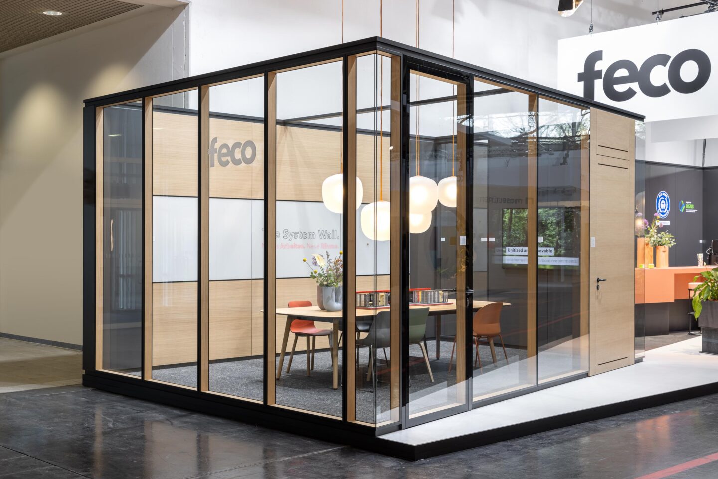 Die natürliche Holzoberfläche in der 105 mm starken Glaswand schafft eine naturnahe Atmosphäre in zukunftsfähigen Bürolandschaften.