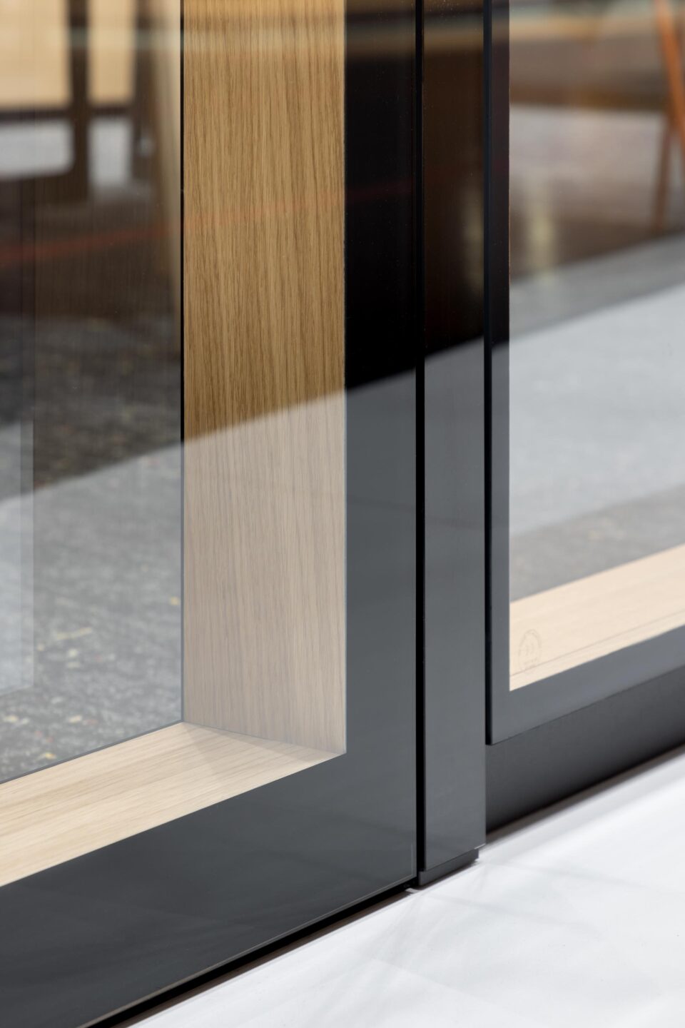 The fecofix Holz and fecostruct Holz glass walls feature oak real-wood surfaces in the inner frame of the inter-pane space.