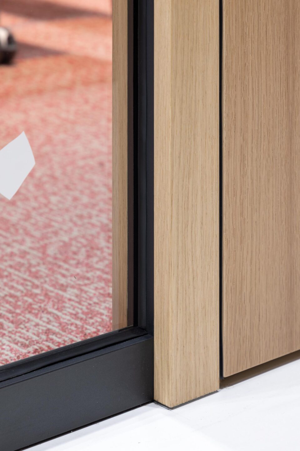The two-part design of the system door frame with a 50-mm thin frame on the corridor side and just 18-mm thin frame on the room side also opens up new design possibilities for use within the system glass walls.