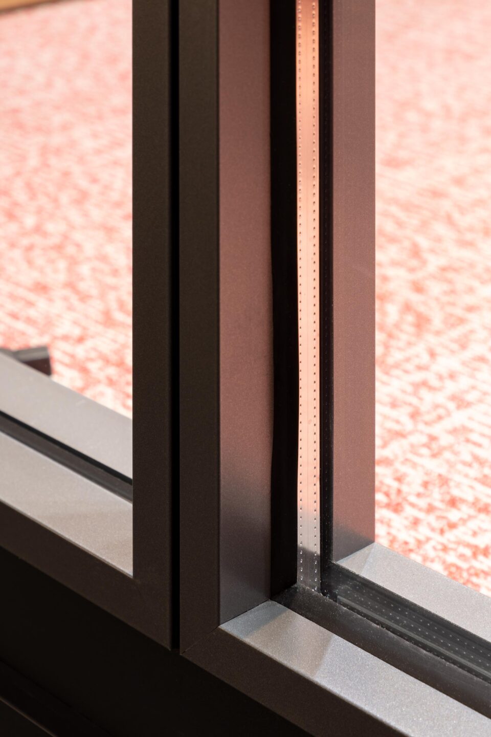Any office can become an effective working landscape that promotes productivity and well-being with a well thought-out room concept and open-use system walls.
