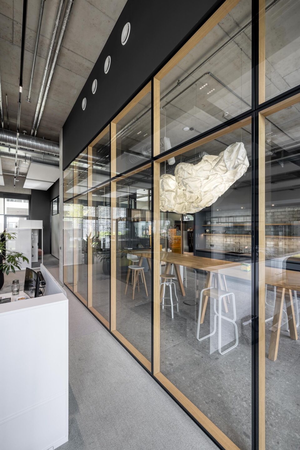 Ausstellungsbereich im S+W Schauwerkraum mit vollkommen planen fecostruct Holz Glaswänden.