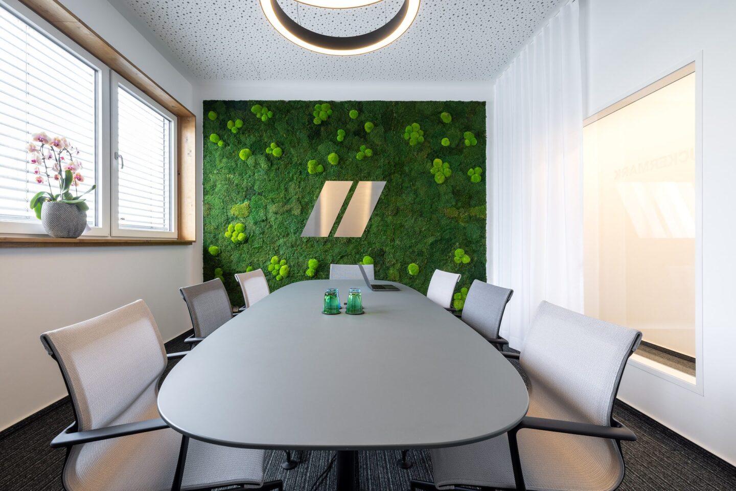 Biophilic design means creating a connection to nature in the working environment, especially through greenery and living plants