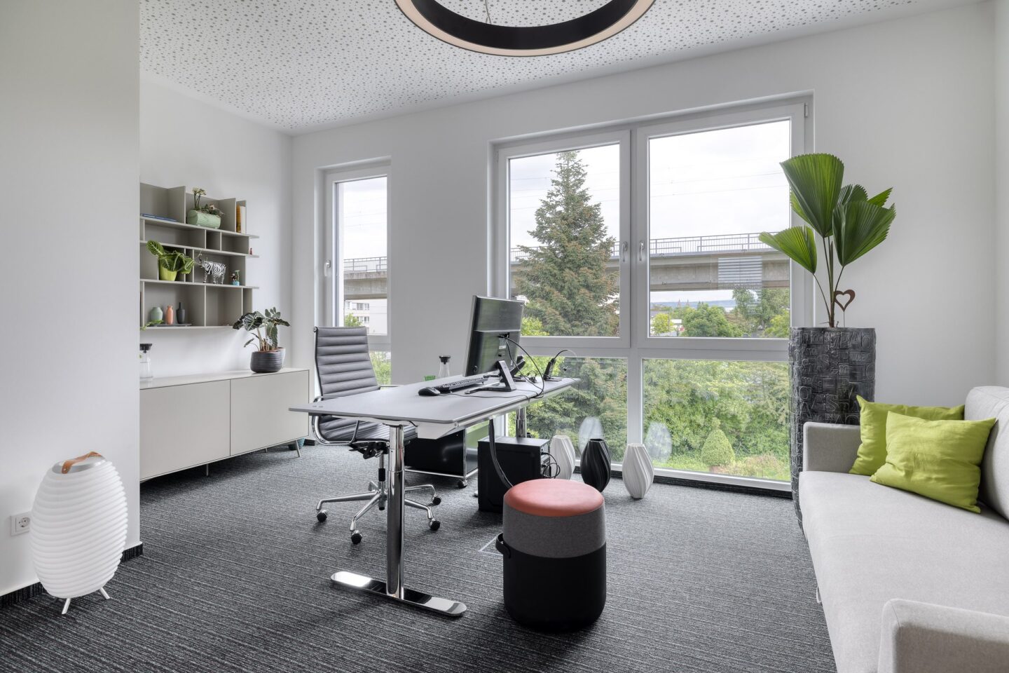 Geplant und gestaltet wurden die Büroräume mit dem feco-Team, die biophiles Design und moderne Arbeitswelten miteinander verbinden.