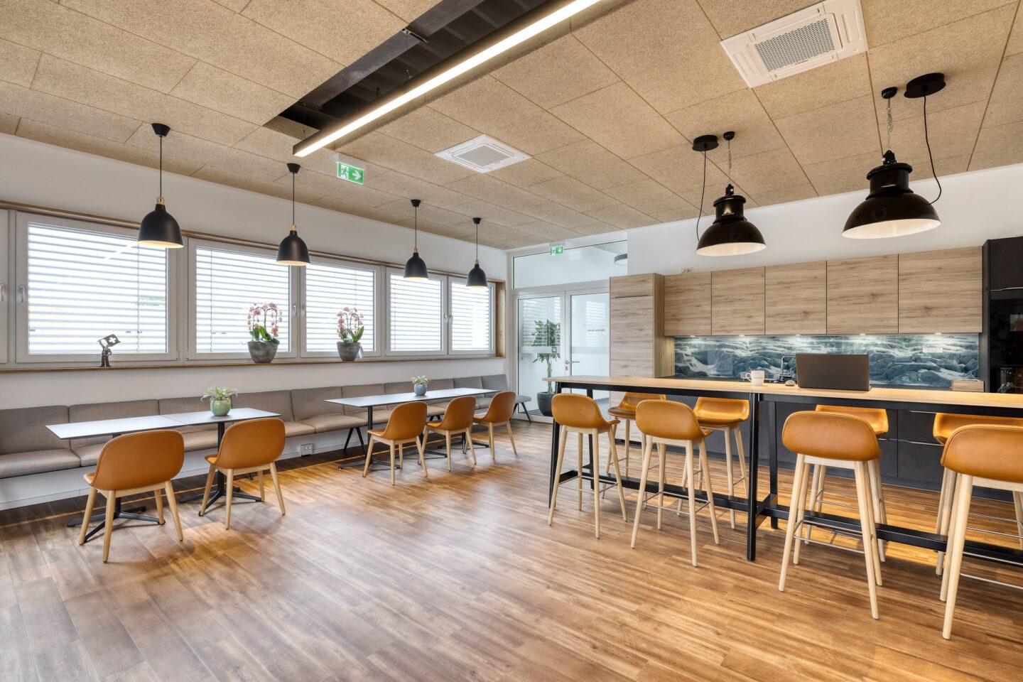 The “Basecamp”is the central meeting point for all employees and invites in alpine style to delicious coffee in cosy seating areas