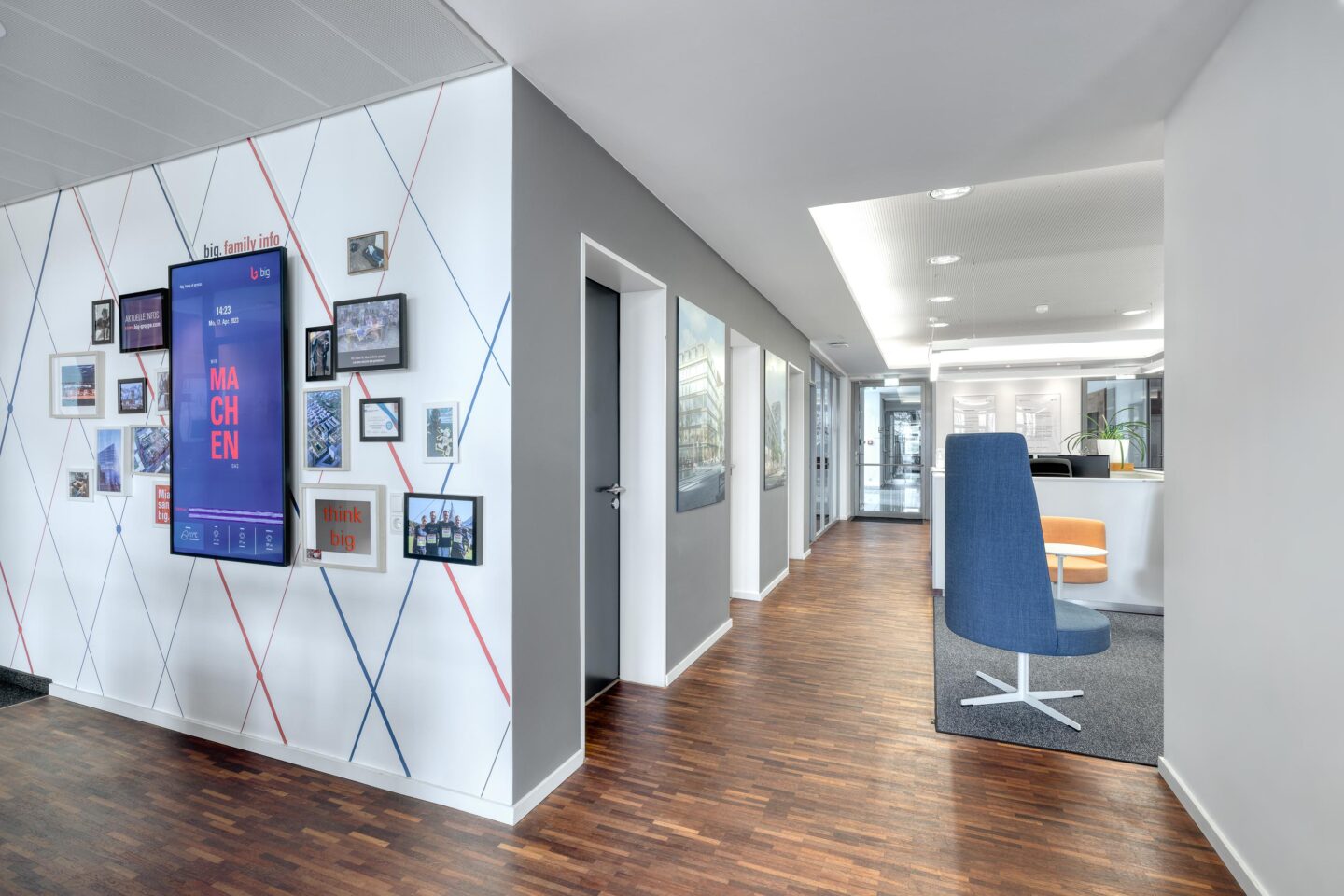 A special highlight is the digital picture wall in the entrance area, which displays daily updates on projects, progress and corporate culture.