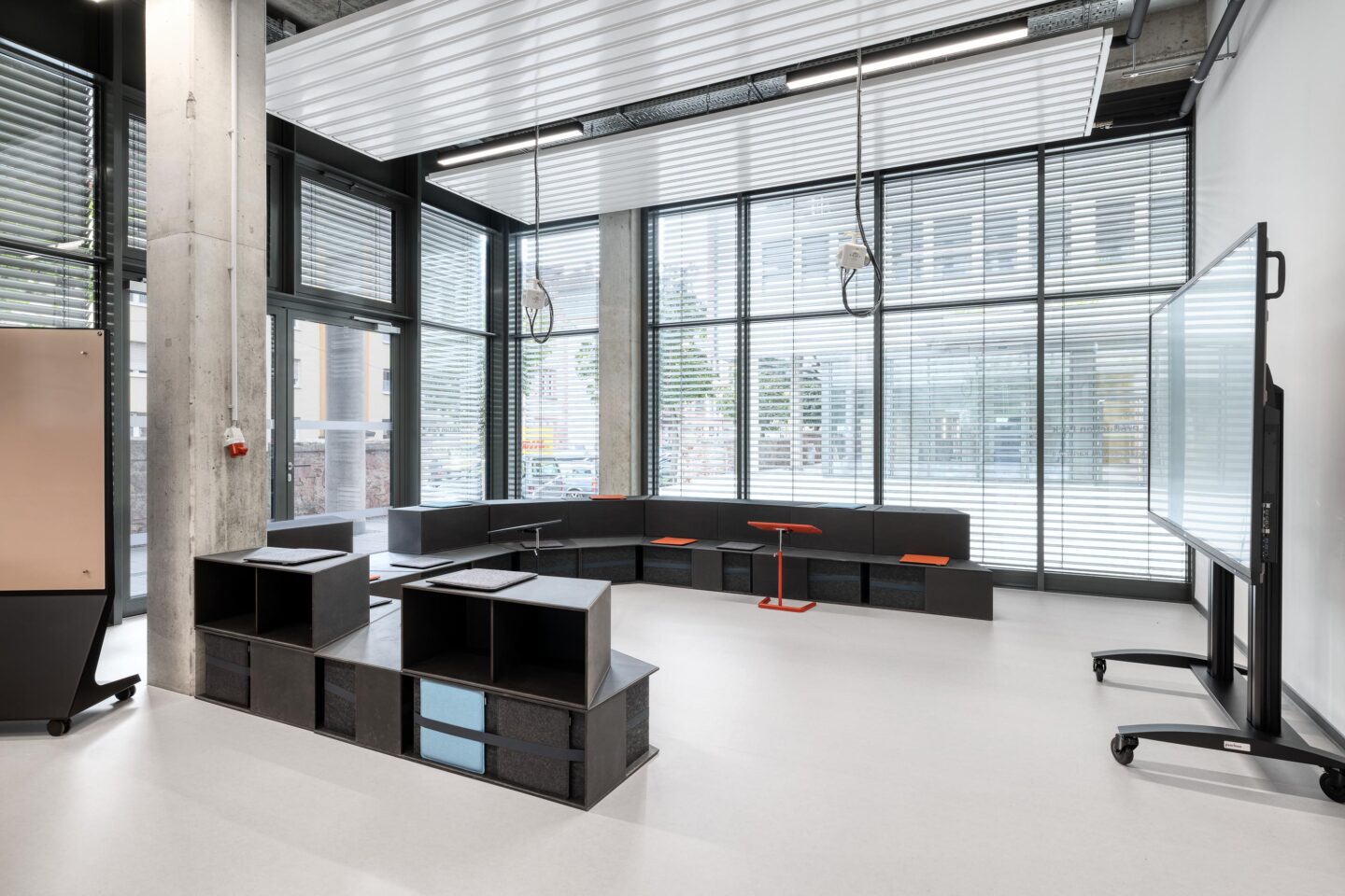 flexible furniture werner works step up │ agile conferencing │ modern work spaces with feco for CyberLab